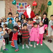 サンタはサイモン先生です。