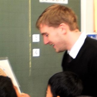 土曜日午前クラスの 担当が ダニエル先生に 変更になります。