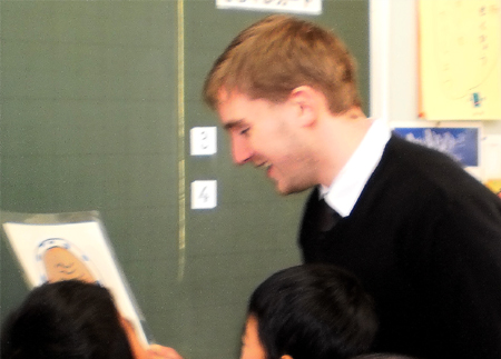 土曜日午前クラスの 担当が ダニエル先生に 変更になります。