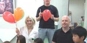 サイモン先生(中央) 、ララ先生(左)も参加