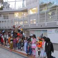 仮装したみんな、近くの公園に集合！